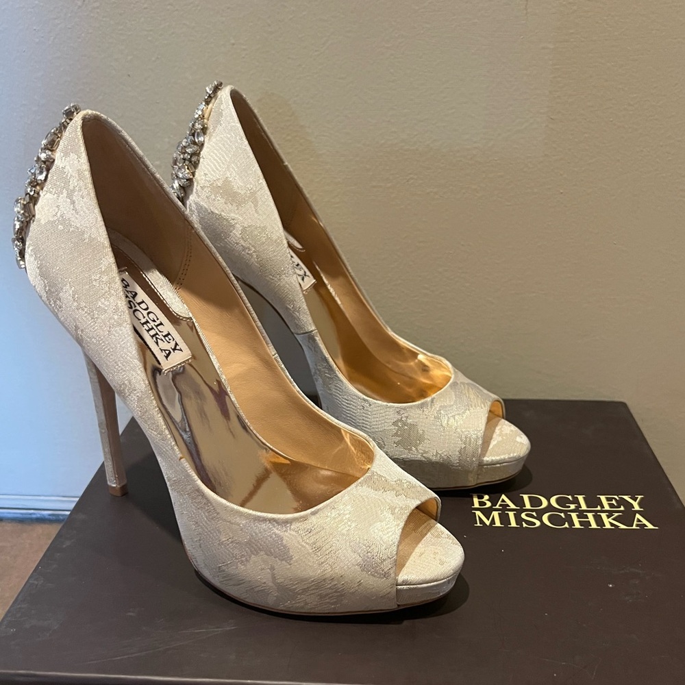 Badgley Mischka Women's Cream Peep Toe Heels Kiara Crystal